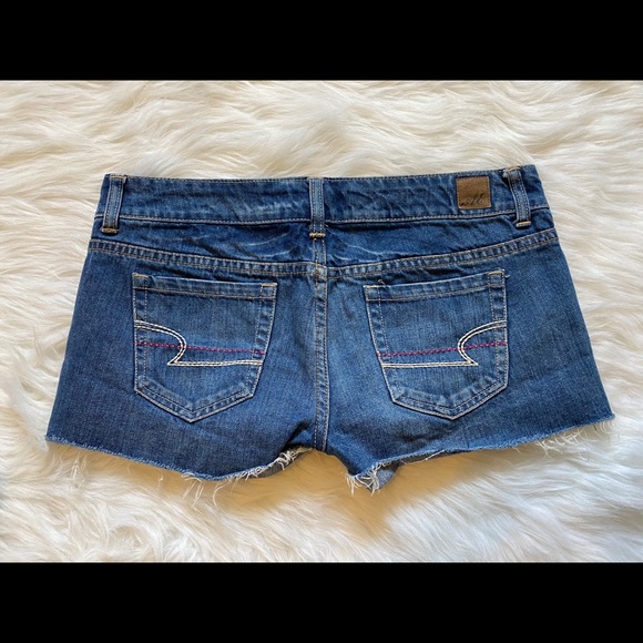 AE Cutoff Shorts - Size 8 - Medium Wash - Picture 4 of 4